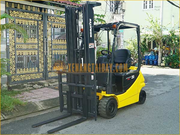 Xe nâng điện ngồi lái KOMATSU FB20A-12