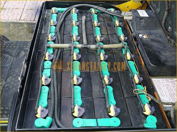 Xe nâng điện ngồi lái KOMATSU FB20A-12