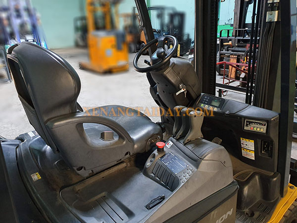 Xe nâng điện ngồi lái KOMATSU FB20AHB-12