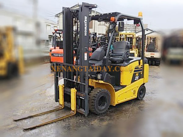 Xe nâng điện ngồi lái KOMATSU FB25-12