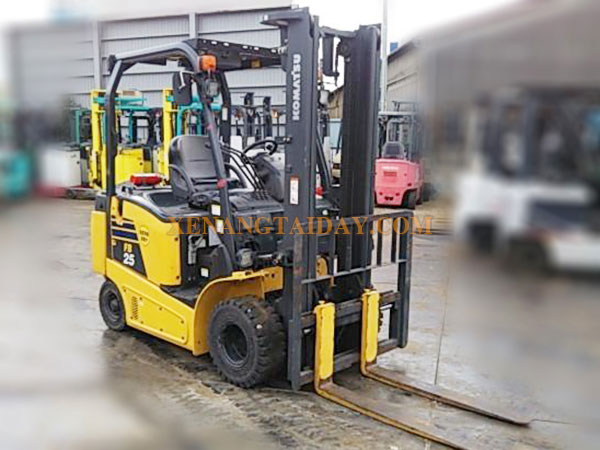 Xe nâng điện ngồi lái KOMATSU FB25-12