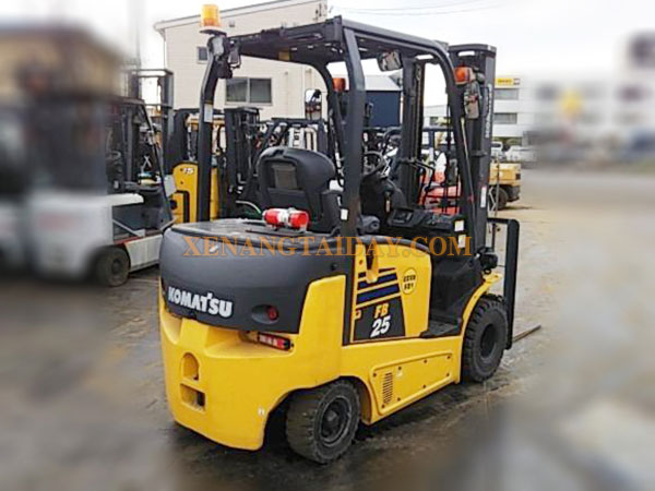 Xe nâng điện ngồi lái KOMATSU FB25-12