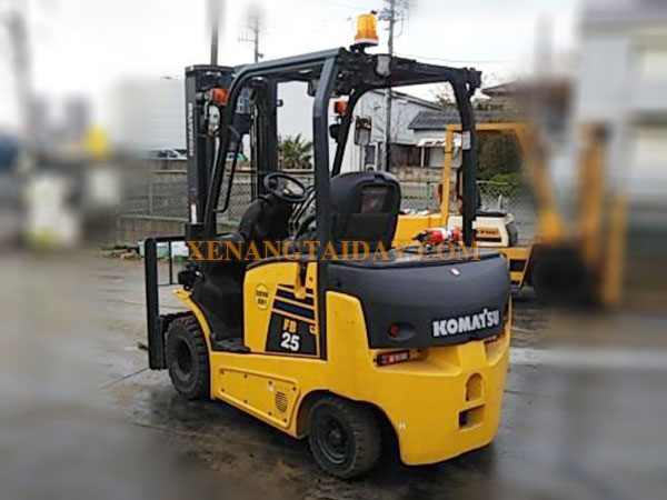 Xe nâng điện ngồi lái KOMATSU FB25-12