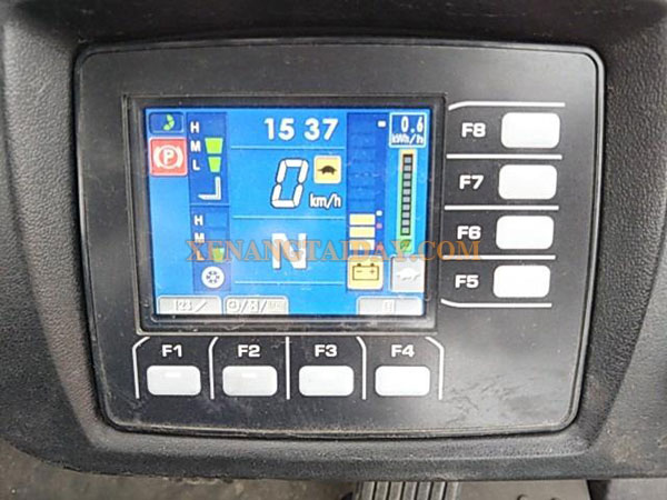 Màn hình LED hiển thị đầy đủ thông tin kỹ thuật xe nâng.
