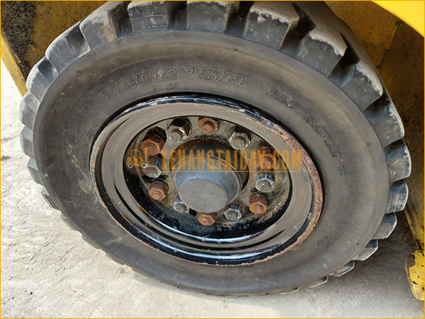 Xe nâng điện ngồi lái KOMATSU FB25-12