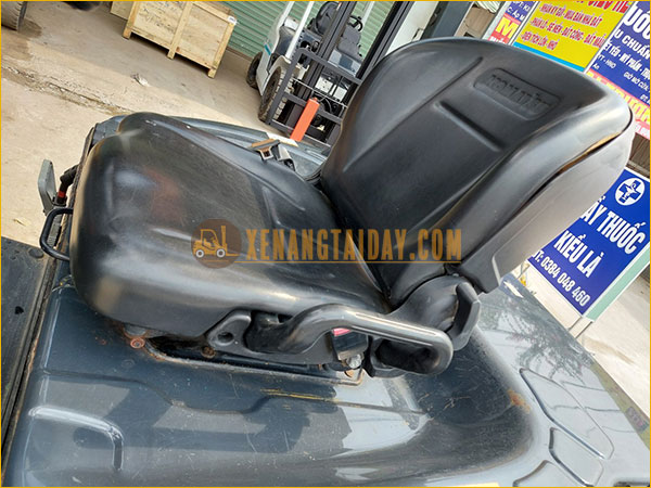 Xe nâng điện ngồi lái KOMATSU FB25-12