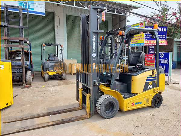 Xe nâng điện ngồi lái KOMATSU FB25-12