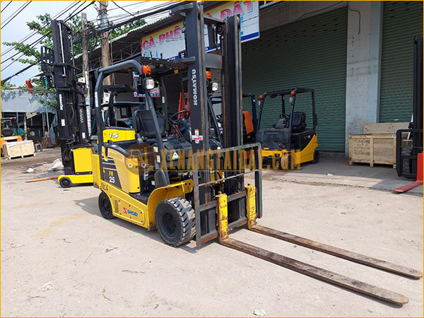 Xe nâng điện ngồi lái KOMATSU FB25-12