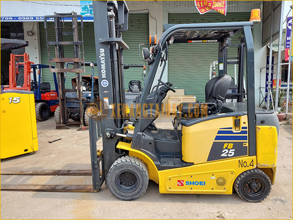 Xe nâng điện ngồi lái KOMATSU FB25-12