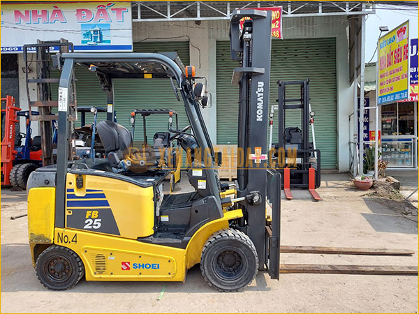 Xe nâng điện ngồi lái KOMATSU FB25-12