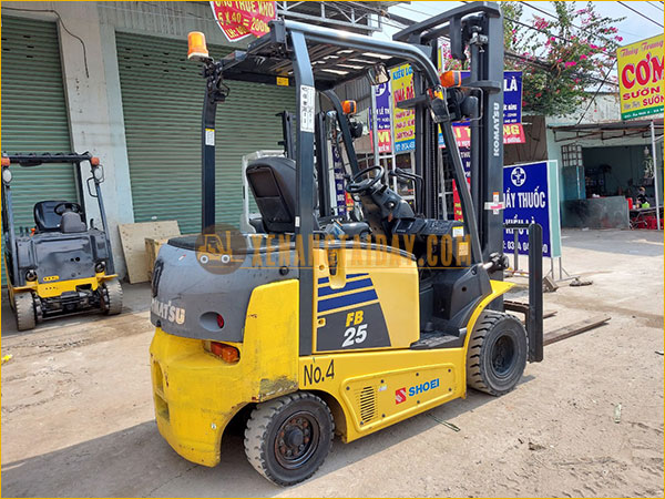 Xe nâng điện ngồi lái KOMATSU FB25-12