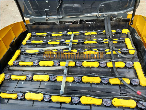 Xe nâng điện ngồi lái KOMATSU FB25-12
