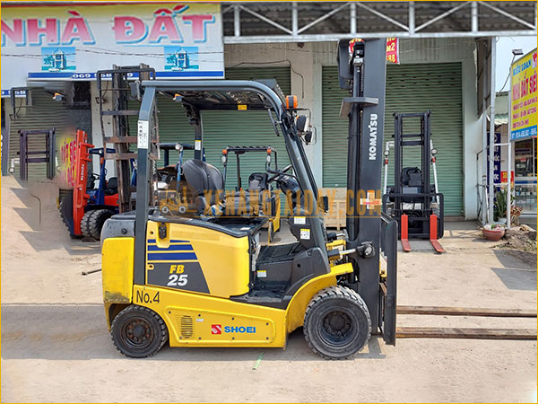 Xe nâng điện ngồi lái KOMATSU FB25-12