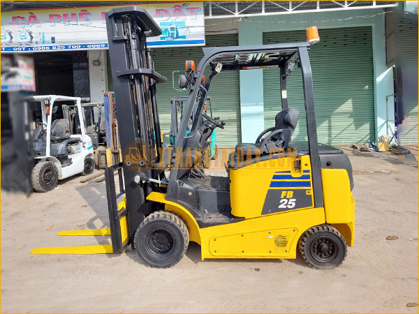 Xe nâng điện ngồi lái KOMATSU FB25-12