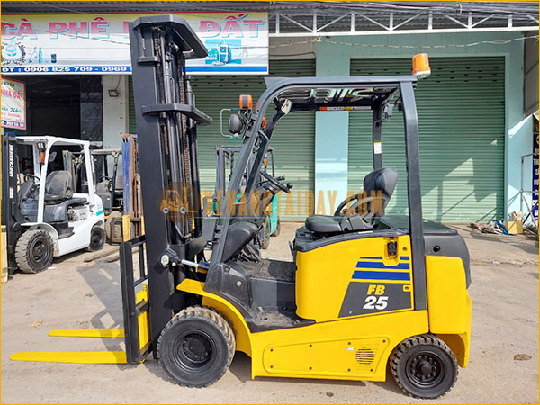 Xe nâng điện ngồi lái KOMATSU FB25-12