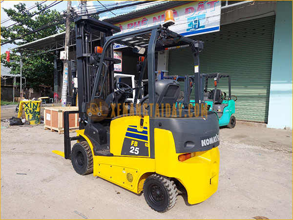Xe nâng điện ngồi lái KOMATSU FB25-12