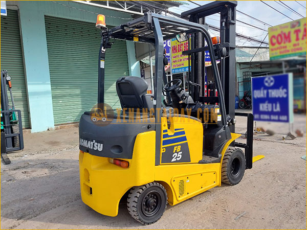 Xe nâng điện ngồi lái KOMATSU FB25-12