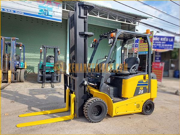 Xe nâng điện ngồi lái KOMATSU FB25-12