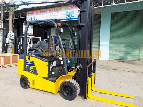 Xe nâng điện ngồi lái KOMATSU FB25-12