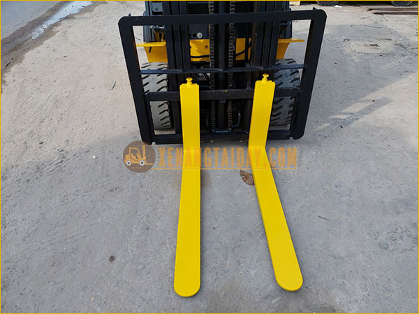 Xe nâng điện ngồi lái KOMATSU FB25-12