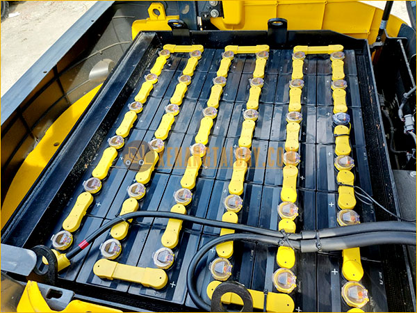 Xe nâng điện ngồi lái KOMATSU FB25-12