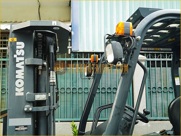 Trên xe nâng KOMATSU FB25-12 có trang bị đèn led phục vụ công việc nâng hạ vào ban đêm.