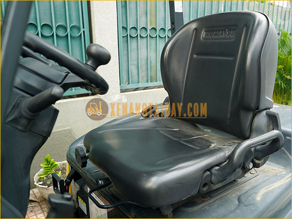 Ghế ngồi được bọc chất liệu da êm ái và thoải mái người ngồi có thể điều chỉnh ghế phù hợp.