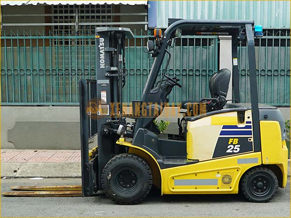 Xe nâng điện ngồi lái 2.5 tấn KOMATSU FB25-12