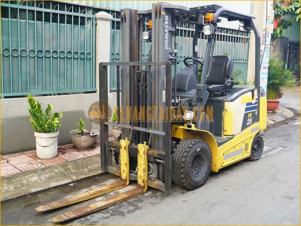 HƠN 10 TÍNH NĂNG NỔI BẬT TRÊN XE NÂNG ĐIỆN NGỒI KOMATSU FB25-12