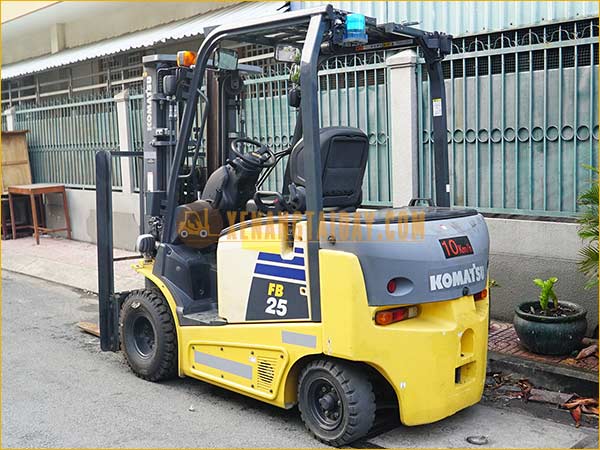 Carbin được làm từ khung thép dày chắc chắn bảo vệ an toàn cho người lái.