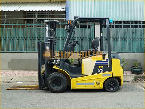 Xe nâng điện ngồi lái KOMATSU FB25-12