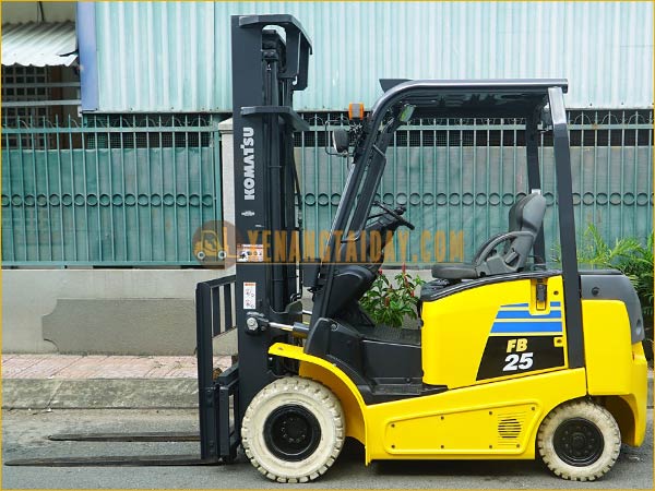 Xe nâng điện ngồi lái KOMATSU FB25-12