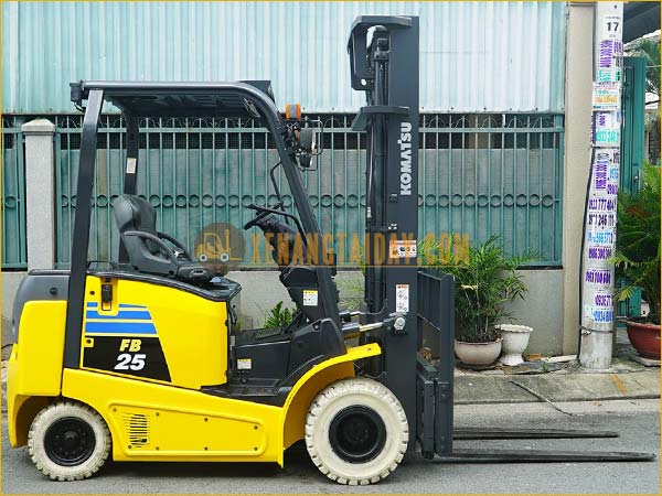 Xe nâng điện ngồi lái KOMATSU FB25-12