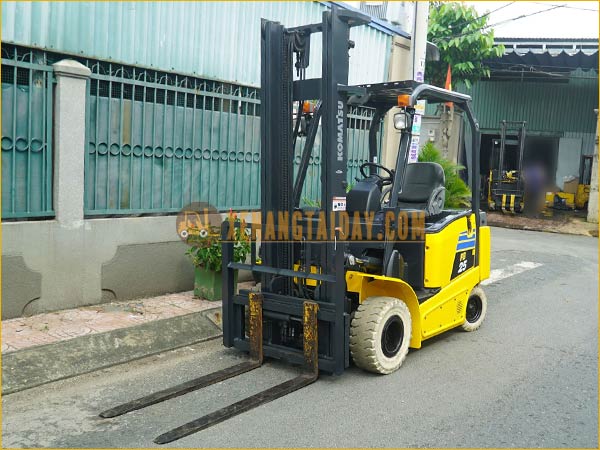 Xe nâng điện ngồi lái KOMATSU FB25-12