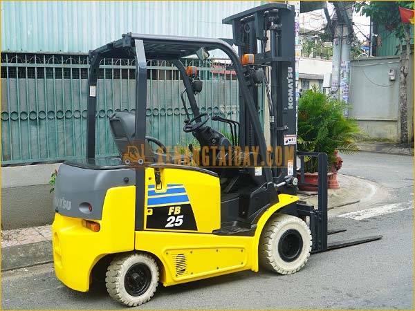 Xe nâng điện ngồi lái KOMATSU FB25-12