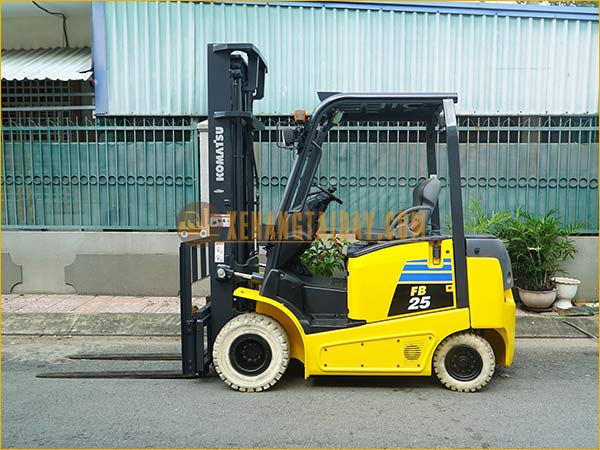 Xe nâng điện ngồi lái KOMATSU FB25-12