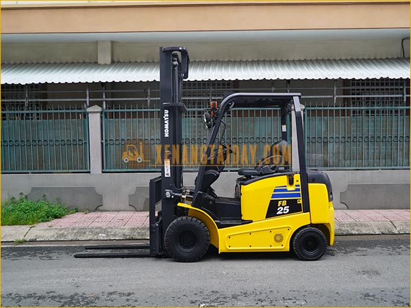 Xe nâng điện ngồi lái KOMATSU FB25-12 gắn bình điện axít chì 72V - 400Ah LIFTTOP VTDX400M