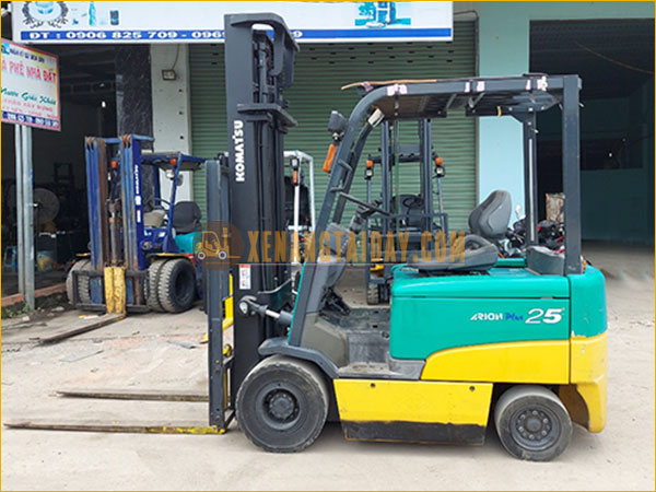Xe nâng điện ngồi lái KOMATSU FB25EX-11