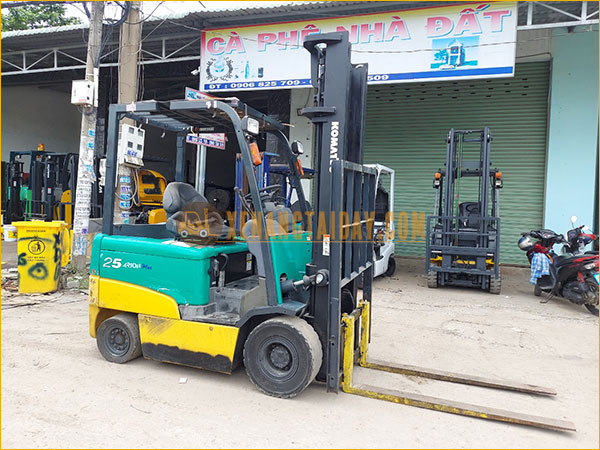Xe nâng điện ngồi lái KOMATSU FB25EX-11