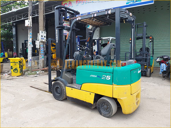 Xe nâng điện ngồi lái KOMATSU FB25EX-11
