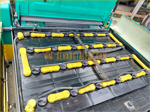 Xe nâng điện ngồi lái KOMATSU FB25EX-11