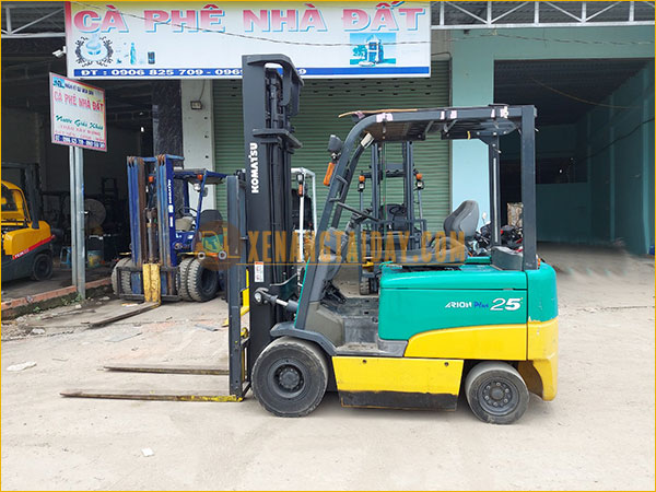 Xe nâng điện ngồi lái KOMATSU FB25EX-11