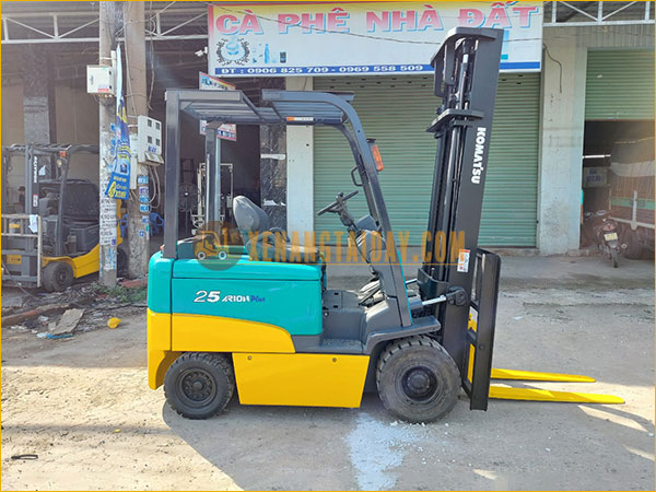 Xe nâng điện ngồi lái KOMATSU FB25EX-8