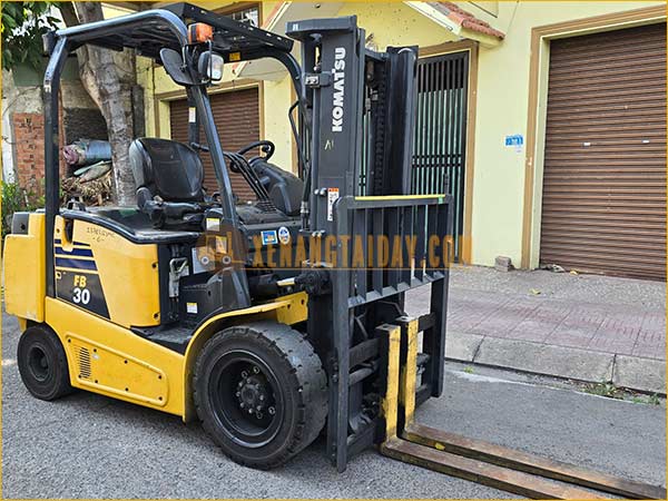 Xe nâng điện ngồi lái KOMATSU FB30-12 gắn pin lithum 72V - 460Ah PKGFF72460