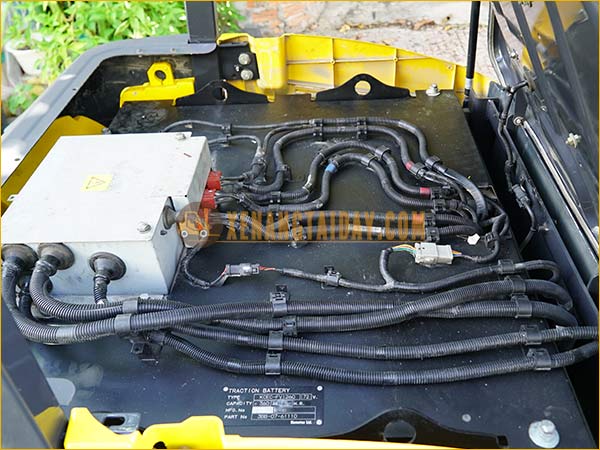 Xe nâng điện ngồi lái KOMATSU FE25-1