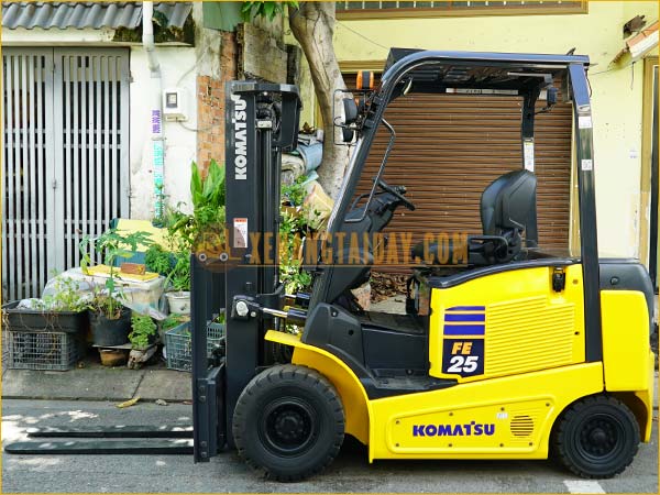 Xe nâng điện ngồi lái KOMATSU FE25-1