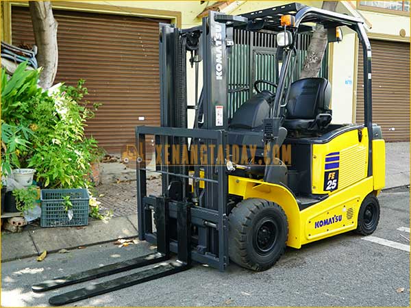 Xe nâng điện ngồi lái KOMATSU FE25-1