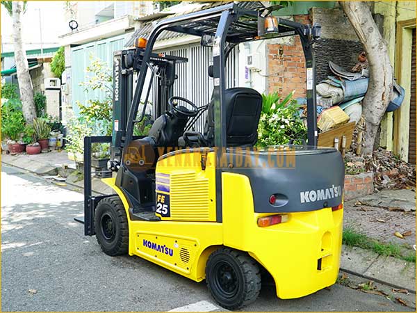 Xe nâng điện ngồi lái KOMATSU FE25-1