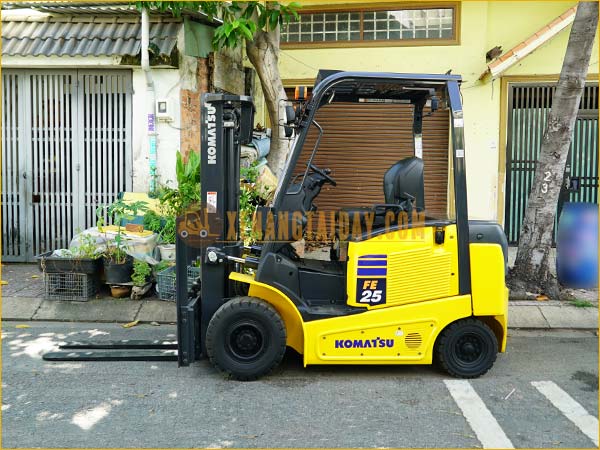 Xe nâng điện ngồi lái KOMATSU FE25-1