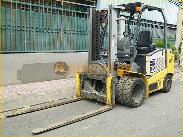 Xe nâng điện ngồi lái KOMATSU FE30-1
